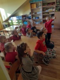 Dzieci aktywnie uczestniczą w zajęciach.