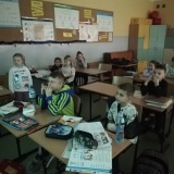 Dzieci uważnie słuchały podczas lekcji.
