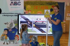 Dzieci poznały znaki kolejowo-drogowe